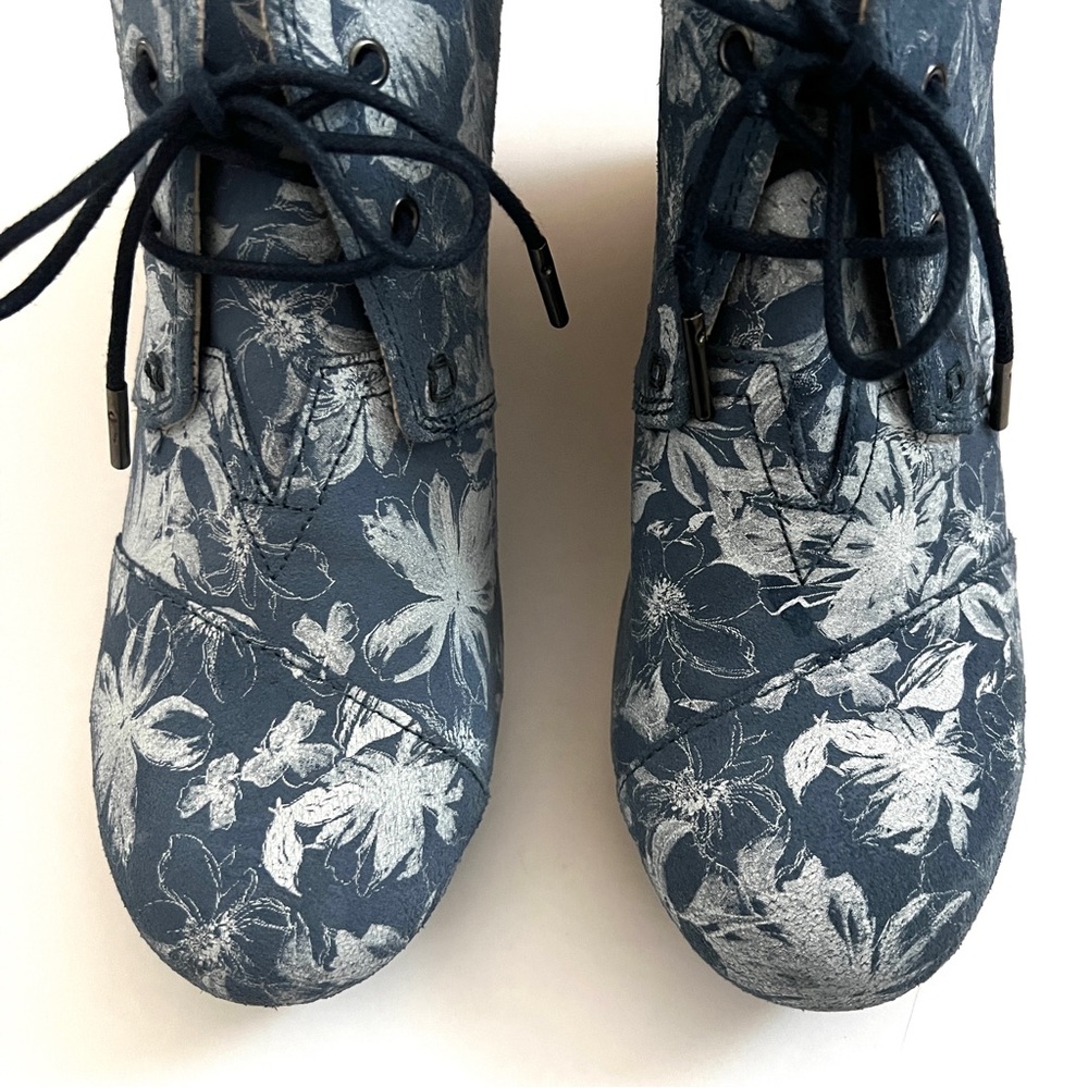 TOMS Wedge Heels Booties Blue and White Floral Shoes 10 - Picture 6 of 9